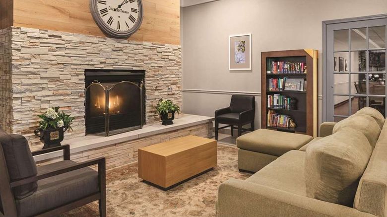 <b>Country Inn & Suites Schaumburg Lobby</b>. Images powered by <a href="https://iceportal.shijigroup.com/" title="IcePortal" target="_blank">IcePortal</a>.