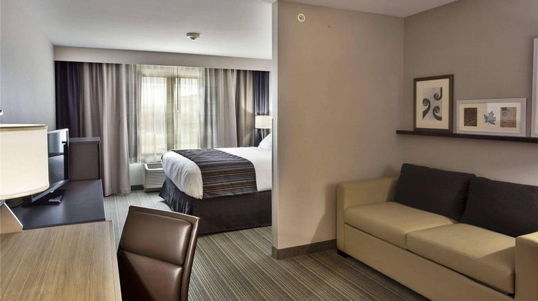 <b>Country Inn & Suites Springfield Suite</b>. Images powered by <a href="https://iceportal.shijigroup.com/" title="IcePortal" target="_blank">IcePortal</a>.