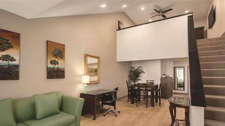 Radisson Htl & Conf Center Rockford Suite