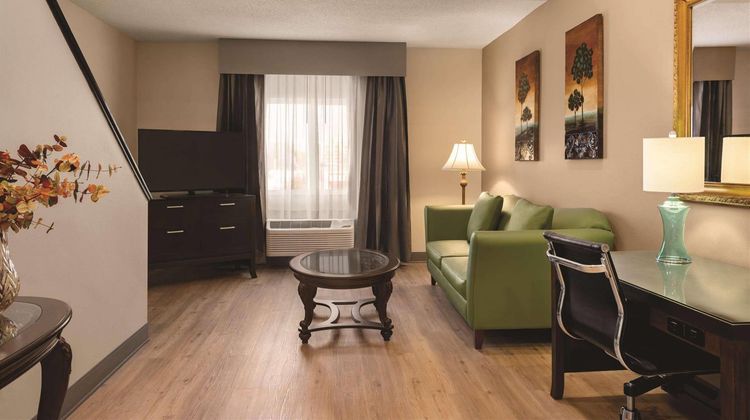 Radisson Htl & Conf Center Rockford Suite