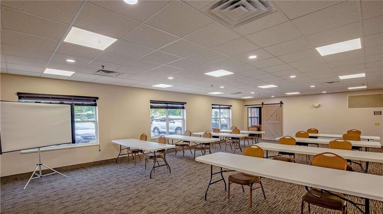 <b>Country Inn & Suites Crystal Lake Meeting</b>. Images powered by <a href="https://iceportal.shijigroup.com/" title="IcePortal" target="_blank">IcePortal</a>.