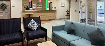 Country Inn & Suites Elgin Lobby