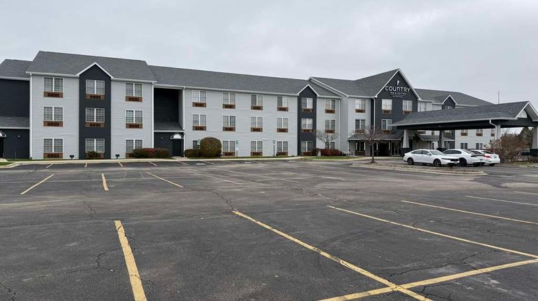 <b>Country Inn & Suites Elgin Exterior</b>. Images powered by <a href="https://iceportal.shijigroup.com/" title="IcePortal" target="_blank">IcePortal</a>.