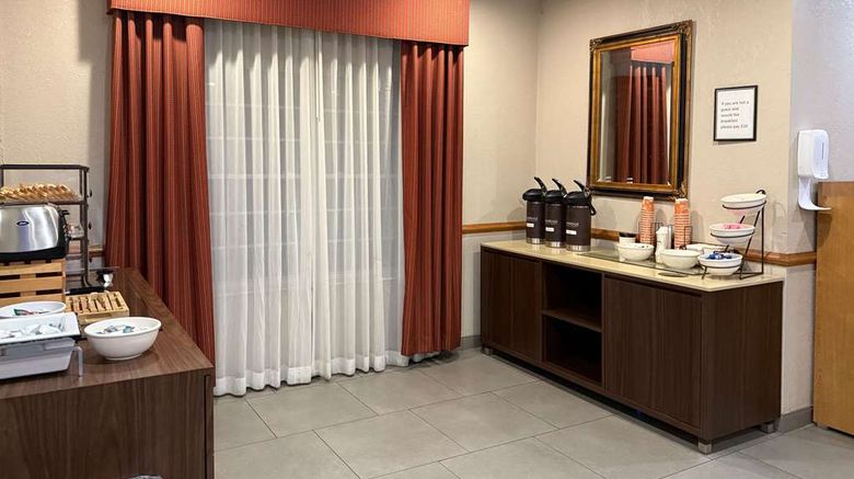 <b>Country Inn & Suites Elgin Restaurant</b>. Images powered by <a href="https://iceportal.shijigroup.com/" title="IcePortal" target="_blank">IcePortal</a>.