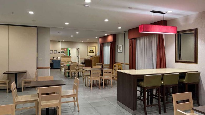 <b>Country Inn & Suites Elgin Restaurant</b>. Images powered by <a href="https://iceportal.shijigroup.com/" title="IcePortal" target="_blank">IcePortal</a>.