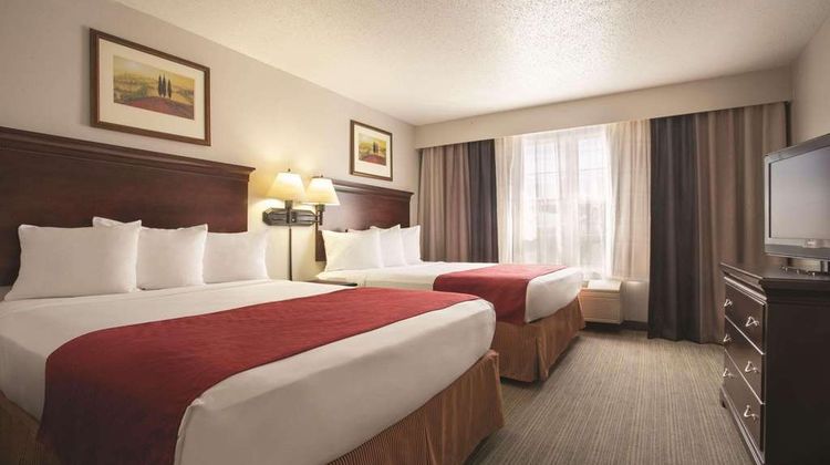 Country Inn & Suites Moline Airport Suite