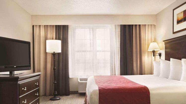 Country Inn & Suites Moline Airport Suite