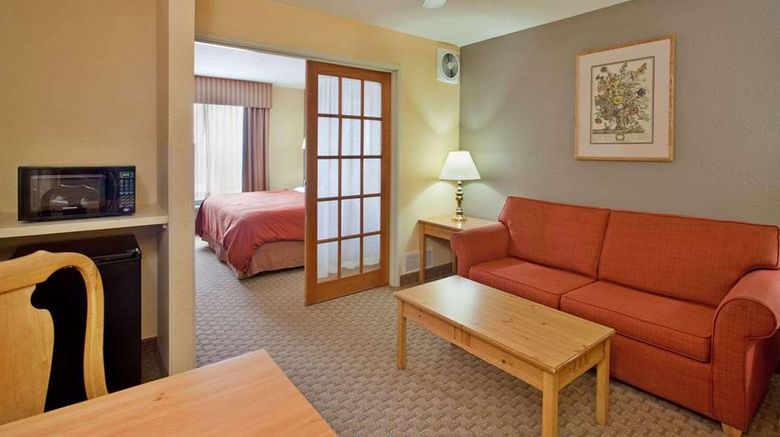 <b>Country Inn & Suites Bloomington-Normal West Suite</b>. Images powered by <a href="https://iceportal.shijigroup.com/" title="IcePortal" target="_blank">IcePortal</a>.