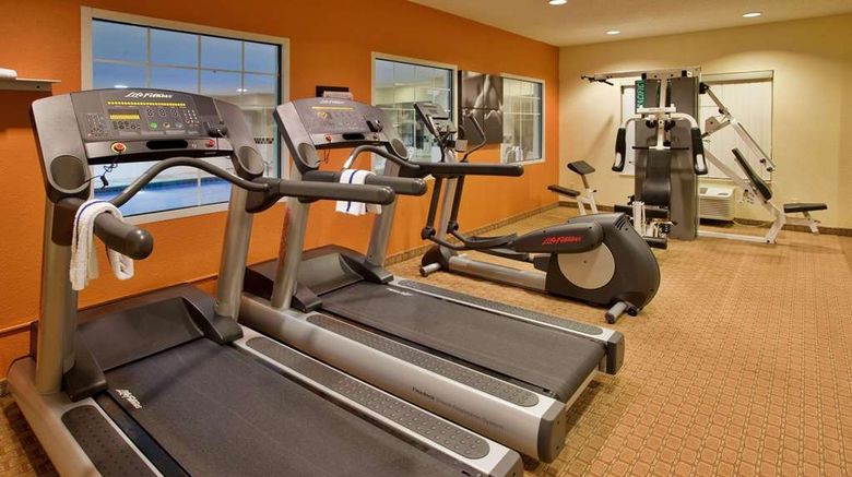 <b>Country Inn & Suites Bloomington-Normal West Health</b>. Images powered by <a href="https://iceportal.shijigroup.com/" title="IcePortal" target="_blank">IcePortal</a>.