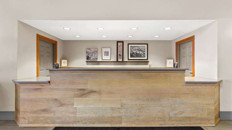 <b>Country Inn & Suites Portage Lobby</b>. Images powered by <a href="https://iceportal.shijigroup.com/" title="IcePortal" target="_blank">IcePortal</a>.