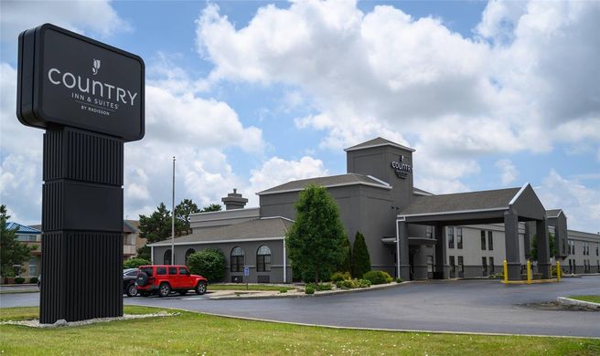 Country Inn & Suites Greenfield Exterior