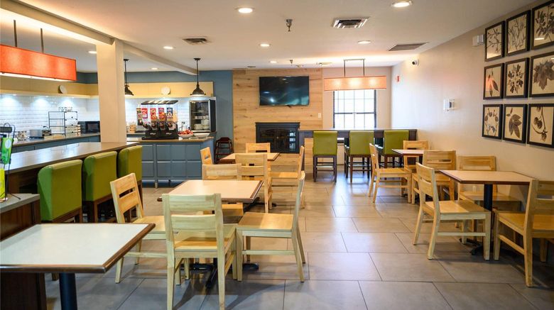 <b>Country Inn & Suites Greenfield Restaurant</b>. Images powered by <a href="https://iceportal.shijigroup.com/" title="IcePortal" target="_blank">IcePortal</a>.
