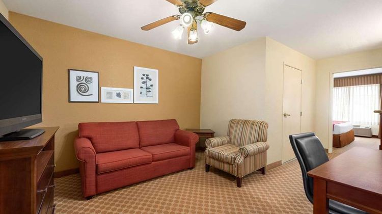 Country Inn & Suites Topeka West Suite