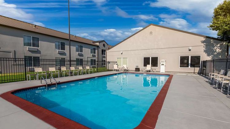 Country Inn & Suites Wichita East Pool