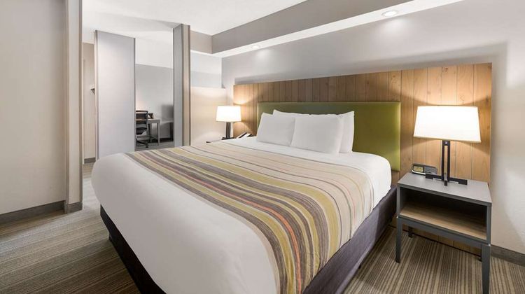 Country Inn & Suites Wichita East Suite