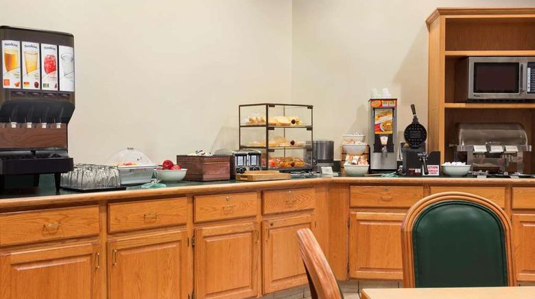 <b>Country Inn & Suites by Radisson Restaurant</b>. Images powered by <a href="https://iceportal.shijigroup.com/" title="IcePortal" target="_blank">IcePortal</a>.