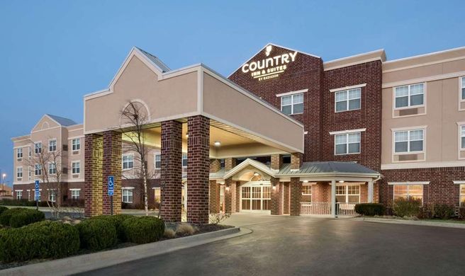 Country Inn & Suites KC Village West Exterior