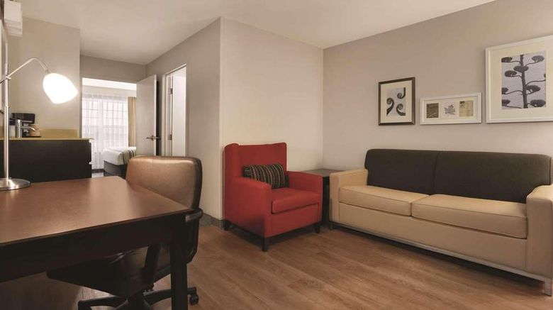 <b>Country Inn & Suites Bowling Green Suite</b>. Images powered by <a href="https://iceportal.shijigroup.com/" title="IcePortal" target="_blank">IcePortal</a>.