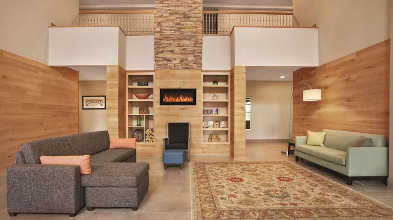 <b>Country Inn & Suites Bowling Green Lobby</b>. Images powered by <a href="https://iceportal.shijigroup.com/" title="IcePortal" target="_blank">IcePortal</a>.
