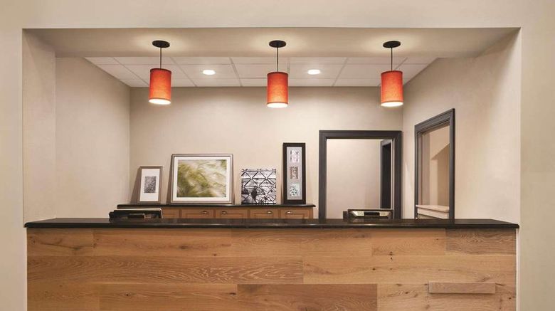 <b>Country Inn & Suites Bowling Green Lobby</b>. Images powered by <a href="https://iceportal.shijigroup.com/" title="IcePortal" target="_blank">IcePortal</a>.