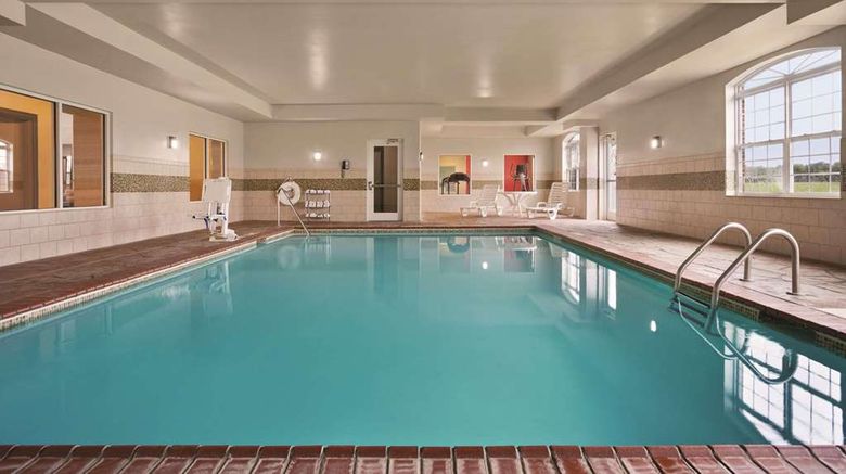 <b>Country Inn & Suites Bowling Green Pool</b>. Images powered by <a href="https://iceportal.shijigroup.com/" title="IcePortal" target="_blank">IcePortal</a>.