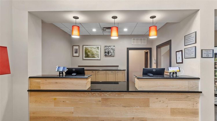 Country Inn & Suites Bowling Green Lobby