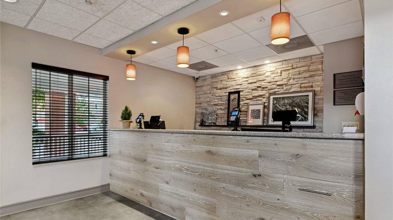 <b>Country Inn & Suites Covington Lobby</b>. Images powered by <a href="https://iceportal.shijigroup.com/" title="IcePortal" target="_blank">IcePortal</a>.