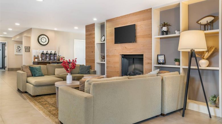 <b>Country Inn & Suites Frederick Lobby</b>. Images powered by <a href="https://iceportal.shijigroup.com/" title="IcePortal" target="_blank">IcePortal</a>.