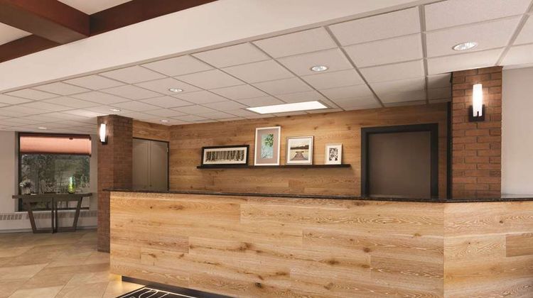 Country Inn & Suites Traverse City Lobby