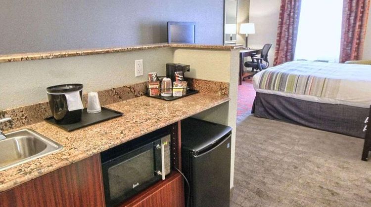 Country Inn & Suites Dearborn Suite