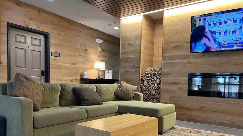 <b>Country Inn & Suites Novi Lobby</b>. Images powered by <a href="https://iceportal.shijigroup.com/" title="IcePortal" target="_blank">IcePortal</a>.