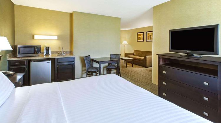 Country Inn & Suites Benton Harbor Suite