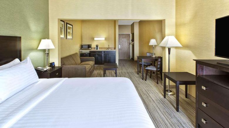 Country Inn  and  Suites Benton Harbor Room. Images powered by <a href="https://iceportal.shijigroup.com" target="_blank" rel="noopener">Ice Portal</a>.