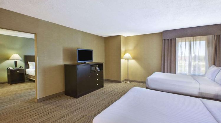 Country Inn & Suites Benton Harbor Suite