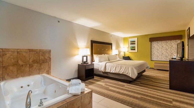 <b>Country Inn & Suites South Haven Suite</b>. Images powered by <a href="https://iceportal.shijigroup.com/" title="IcePortal" target="_blank">IcePortal</a>.