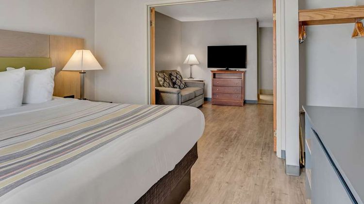 Country Inn & Suites Grand Rapids Airport Suite