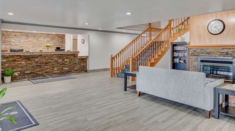 Country Inn & Suites Grand Rapids Airport Lobby