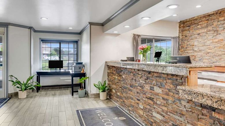 <b>Country Inn & Suites Grand Rapids Airport Lobby</b>. Images powered by <a href="https://iceportal.shijigroup.com/" title="IcePortal" target="_blank">IcePortal</a>.