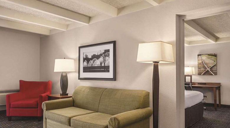 <b>Country Inn & Suites Woodbury Suite</b>. Images powered by <a href="https://iceportal.shijigroup.com/" title="IcePortal" target="_blank">IcePortal</a>.