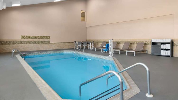 Country Inn & Suites Coon Rapids Pool