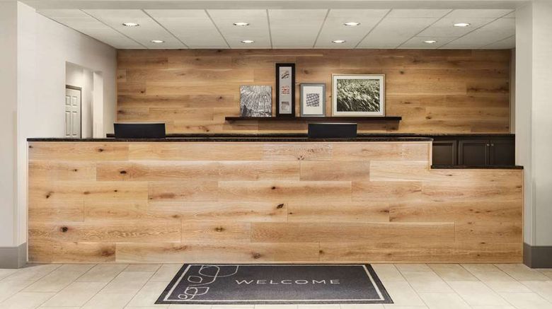 <b>Country Inn & Suites St Cloud East Lobby</b>. Images powered by <a href="https://iceportal.shijigroup.com/" title="IcePortal" target="_blank">IcePortal</a>.