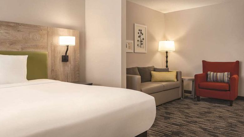 <b>Country Inn & Suites St Cloud East Suite</b>. Images powered by <a href="https://iceportal.shijigroup.com/" title="IcePortal" target="_blank">IcePortal</a>.