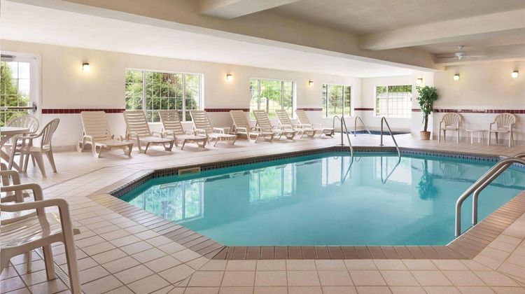 Country Inn & Suites Mankato Pool