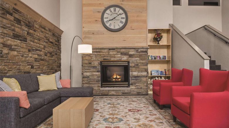 <b>Country Inn & Suites Cottage Grove Lobby</b>. Images powered by <a href="https://iceportal.shijigroup.com/" title="IcePortal" target="_blank">IcePortal</a>.