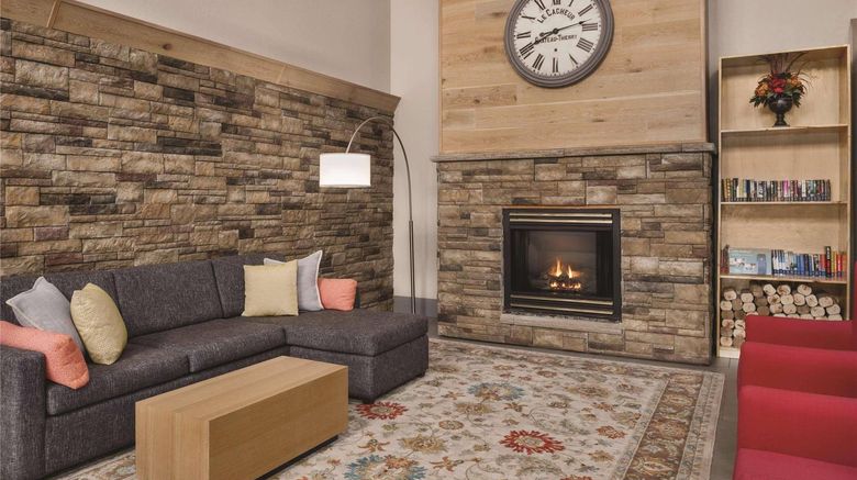 <b>Country Inn & Suites Cottage Grove Lobby</b>. Images powered by <a href="https://iceportal.shijigroup.com/" title="IcePortal" target="_blank">IcePortal</a>.