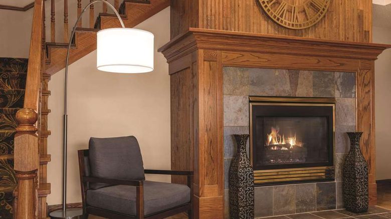 <b>Country Inn & Suites Forest Lake Lobby</b>. Images powered by <a href="https://iceportal.shijigroup.com/" title="IcePortal" target="_blank">IcePortal</a>.