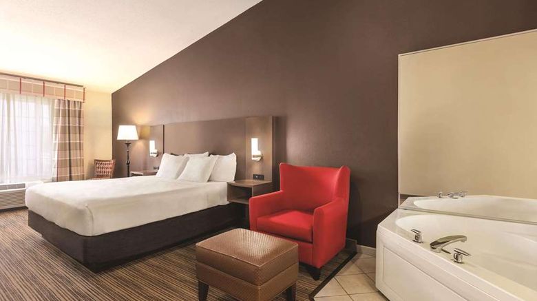 <b>Country Inn & Suites Albert Lea Suite</b>. Images powered by <a href="https://iceportal.shijigroup.com/" title="IcePortal" target="_blank">IcePortal</a>.