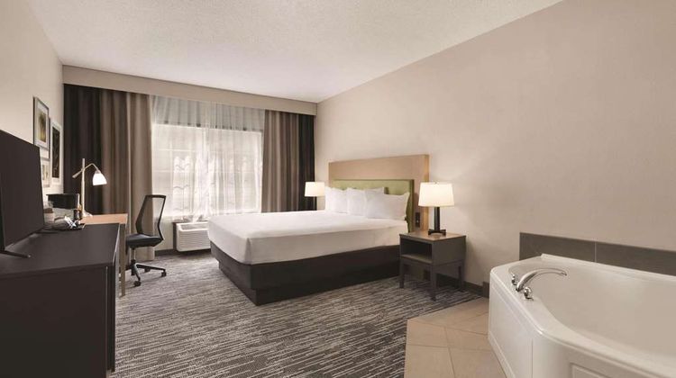 Country Inn & Suites Detroit Lakes, MN Suite