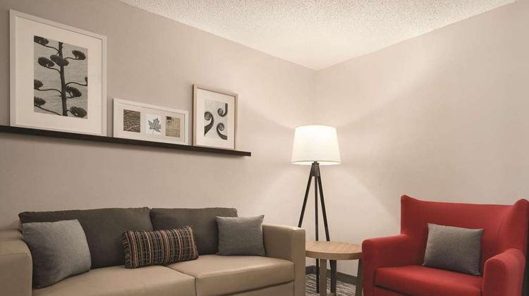 Country Inn & Suites Detroit Lakes, MN Suite