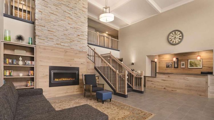 Country Inn & Suites Detroit Lakes, MN Lobby